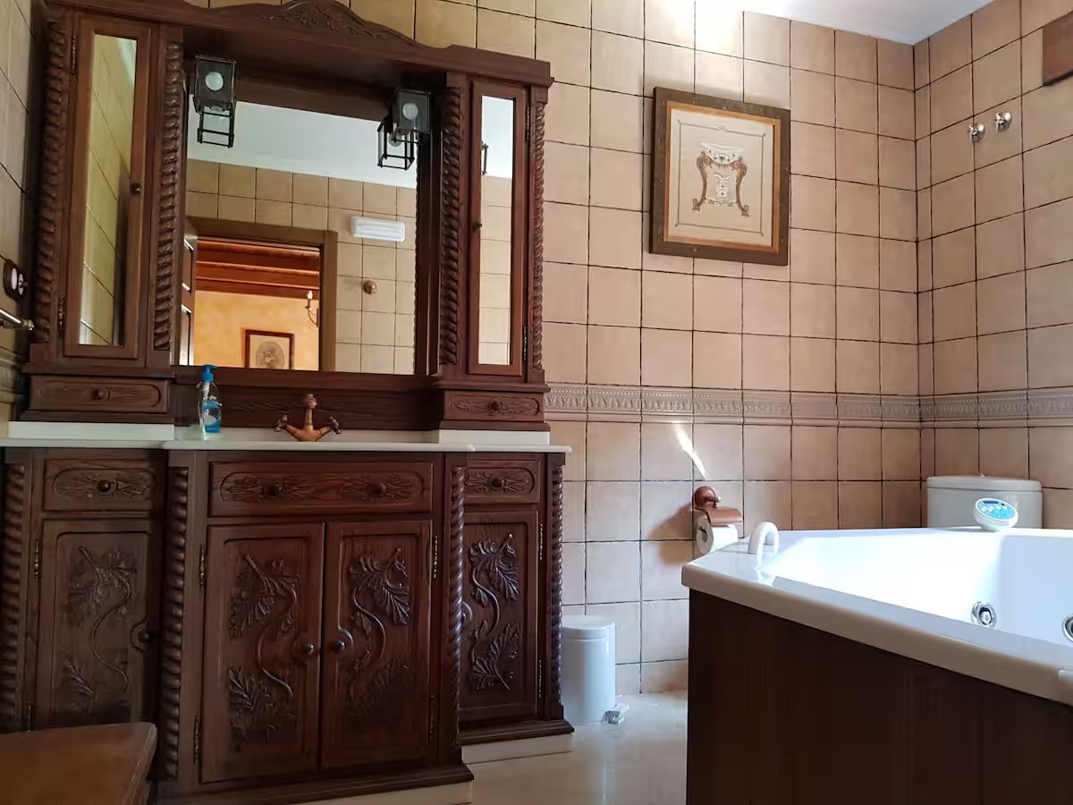 Bañera en uno de los baños de la casa