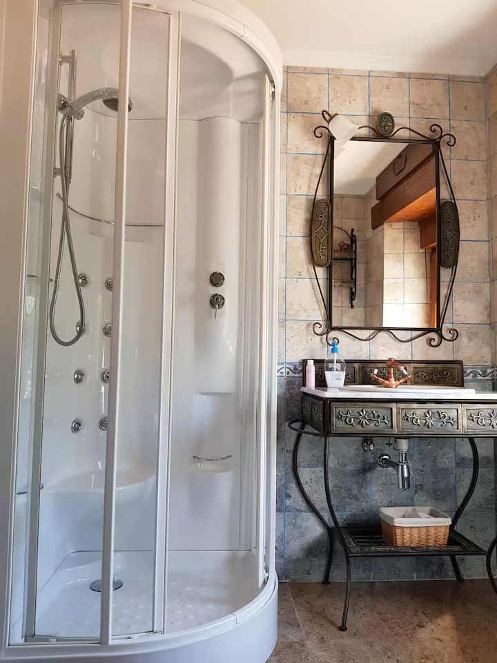 Ducha y lavabo de uno de los baños