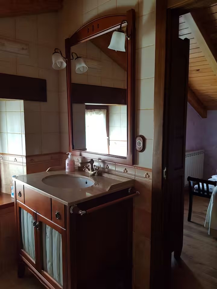 Lavabo de uno de los baños de la casa