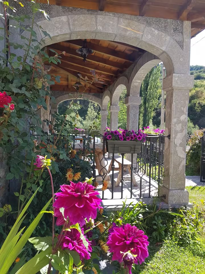 Flores junto al porche de la casa