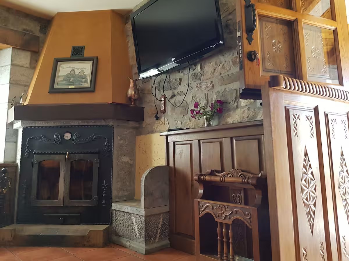 Salón con chimenea y barra